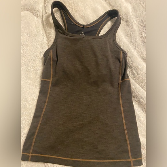 Prana Large Hatha tank- great coverage and support - Picture 1 of 3